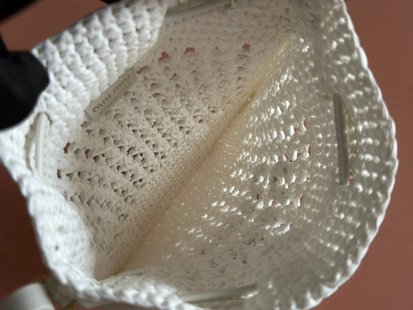 WANDER BUCKET BAG 23 WHITE IN RAFFIA WITH LEATHER TRIM