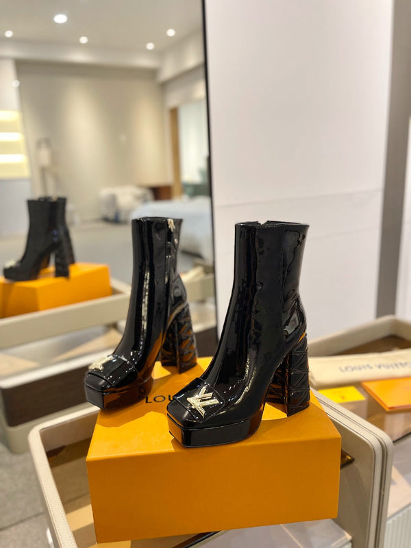 LV 26 AW L's Boutique Ankle Boots 12cm Black Patent Leather 574356