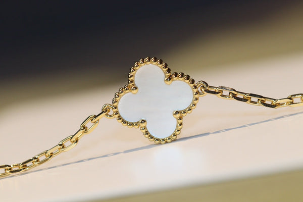 CLOVER 20 MOTIFS WHITE MOP GOLD