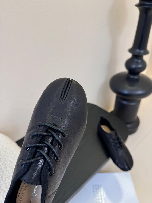 Maison Margiela 2025 Split-Toe Lace-up Shoes Black Cowhide 580420