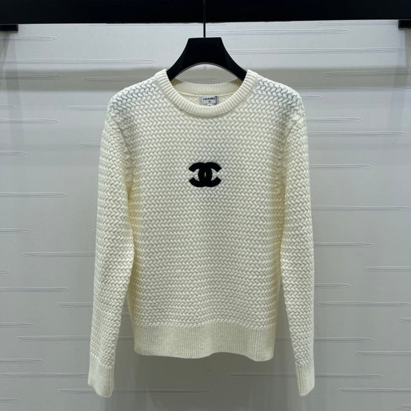 CHANEL 26 LOGO KNIT WHITE SWEATER 335409