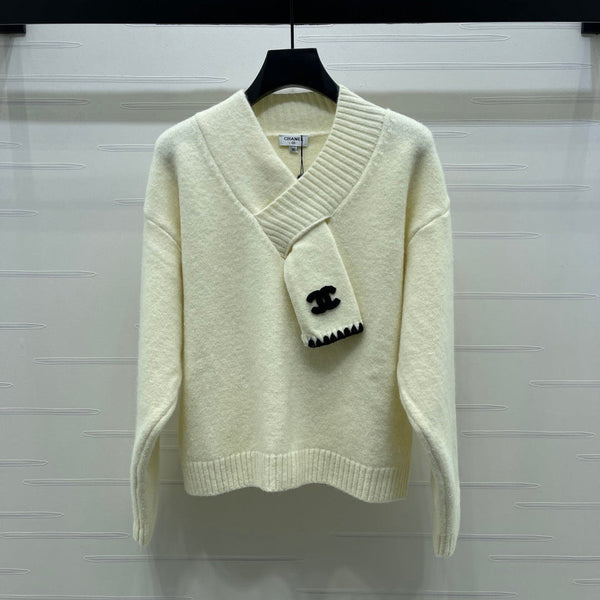 CHANEL 26 SCALF & V-NECK WHITE SWEATER 335372
