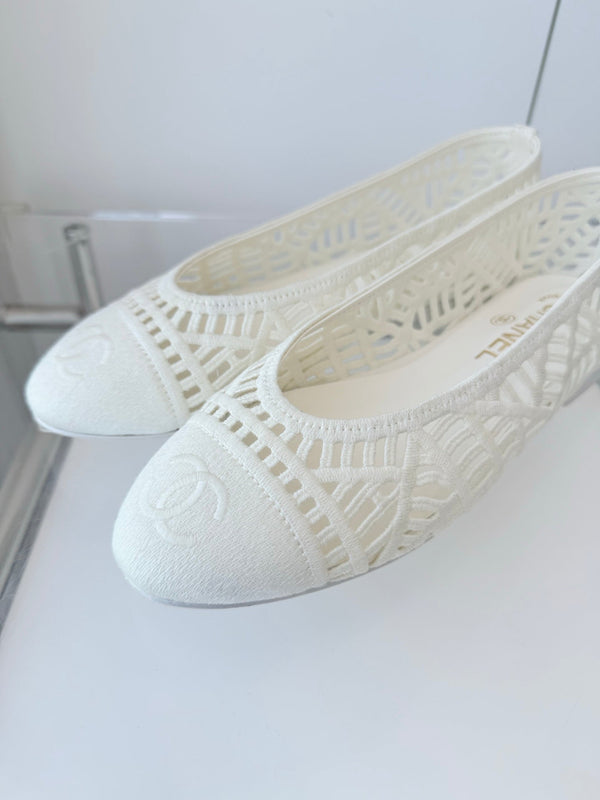 Chanel 26 Ladies Ballet Flats White in Fabric 597335