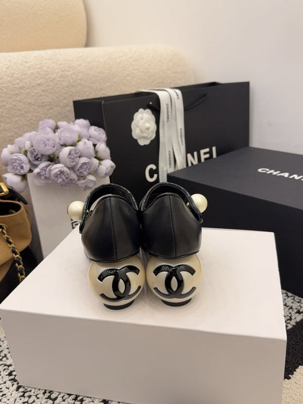 CC Pearl Heel with Rhinstone Clasp Mary Janes Black Cowhide 602353