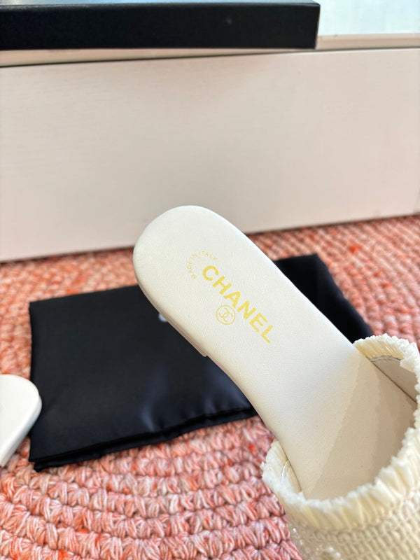 Chanel Bouclé Sandal White in Fabric Sheepskin 685951