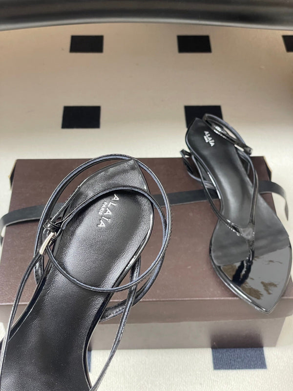 Alaia Thong Sandals Black 3cm Patent Leather 835291