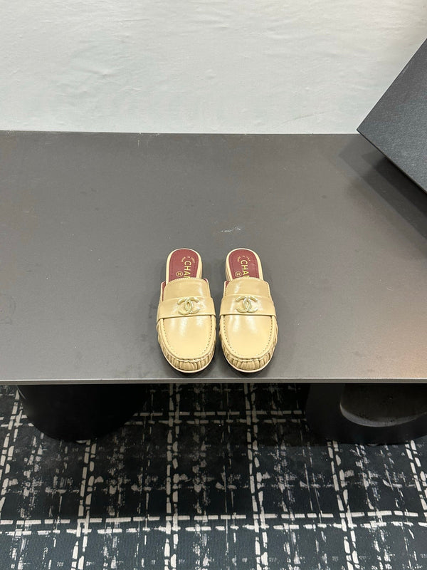 CC 2026 Double C Logo Loafers Begie Leather Sheepskin 832503