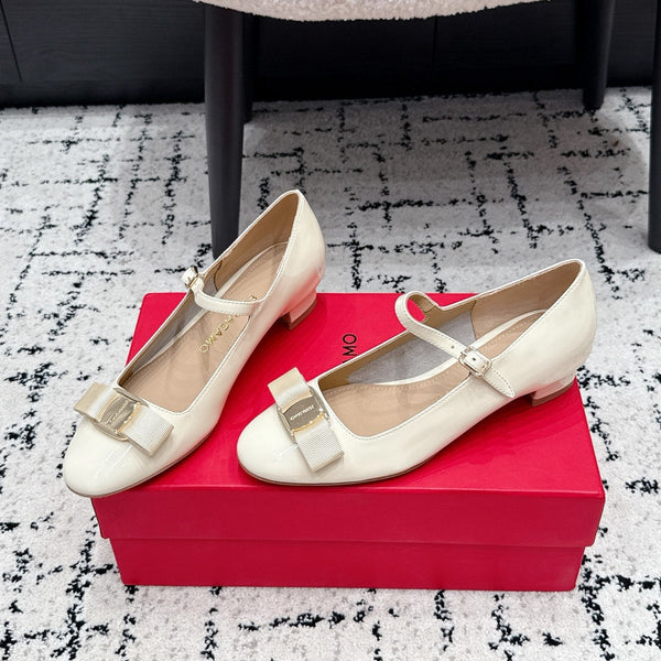 FG Vara Bow Round Toe Mary Jane Pumps 3.5cm White Patent Leather 458402