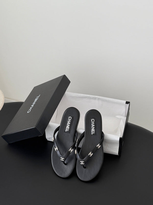 CC Crystal Logo Thong Sandals Black Leather 915115