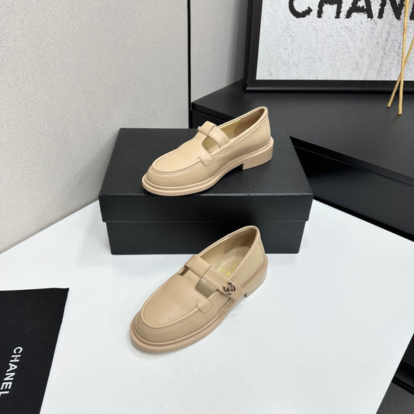 CC Turn-Lock CC T-Strap Loafers Beige Leather 944551