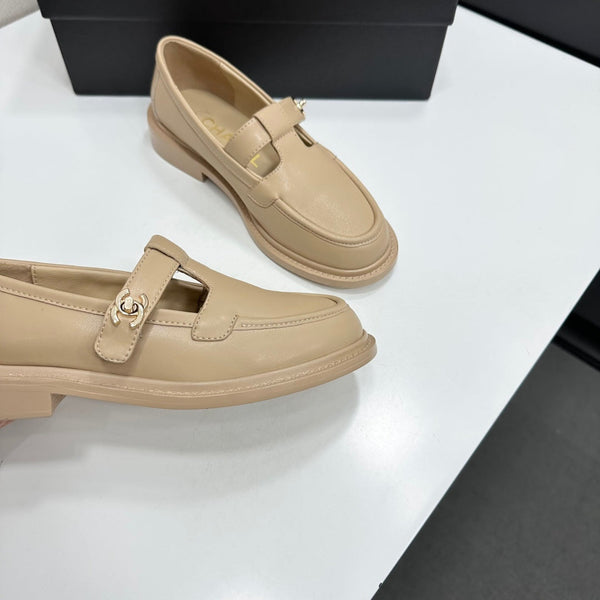 CC Turn-Lock CC T-Strap Loafers Beige Leather 944551