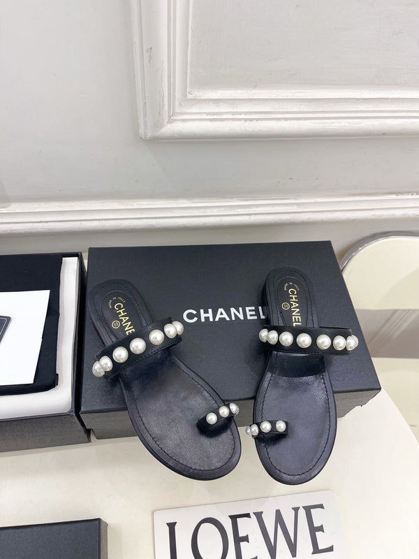 CC Pearl Double C Thong Sandals Black Leather 947066