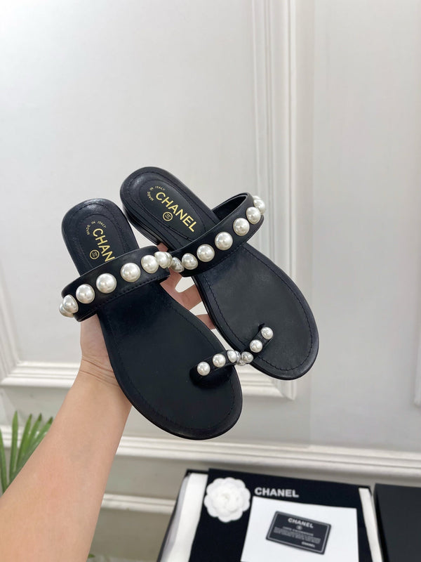 CC Pearl Double C Thong Sandals Black Leather 947066