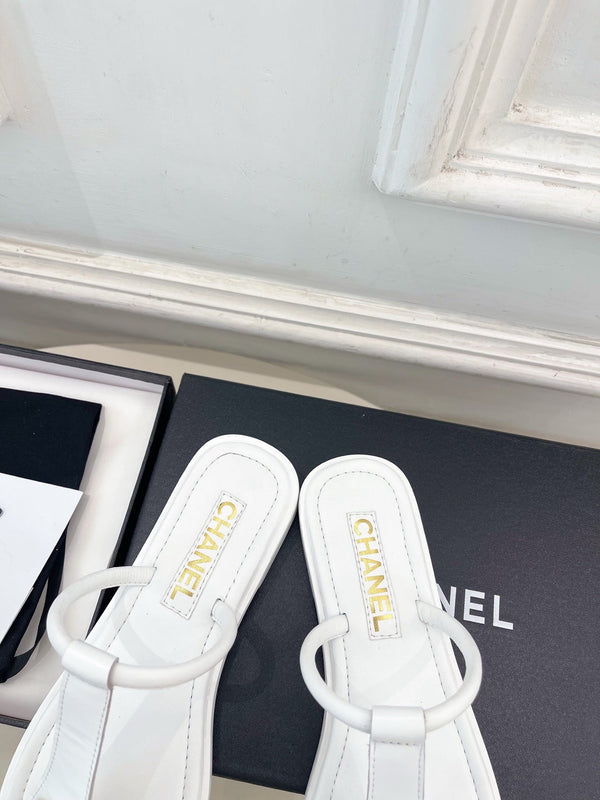 CC Double C Thong Sandals White Leather 947042