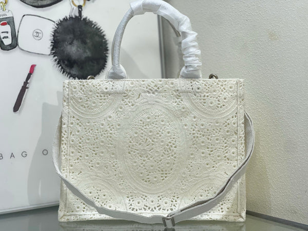 CD Book Tote With Strap Dior Médaillon Embroidery Cream Crochet 164677