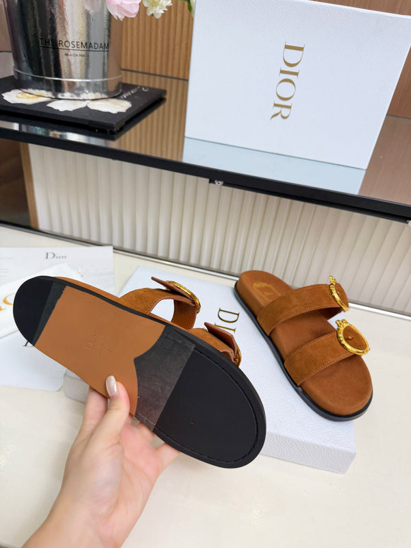 CD Médaillon Buckle Slide Cognac Brown Suede 987055