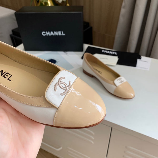 CC FW26 Ballet Flat White Beige Patent Leather 868037