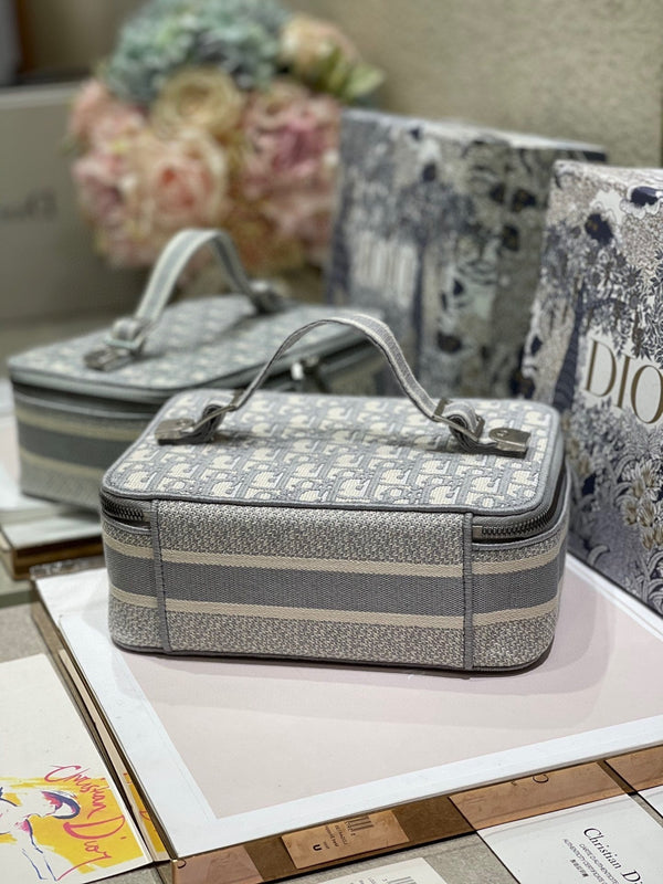SMALL 24 VANITY CASE IN PALE GRAY MONOGRAM OBLIQUE JACQUARD