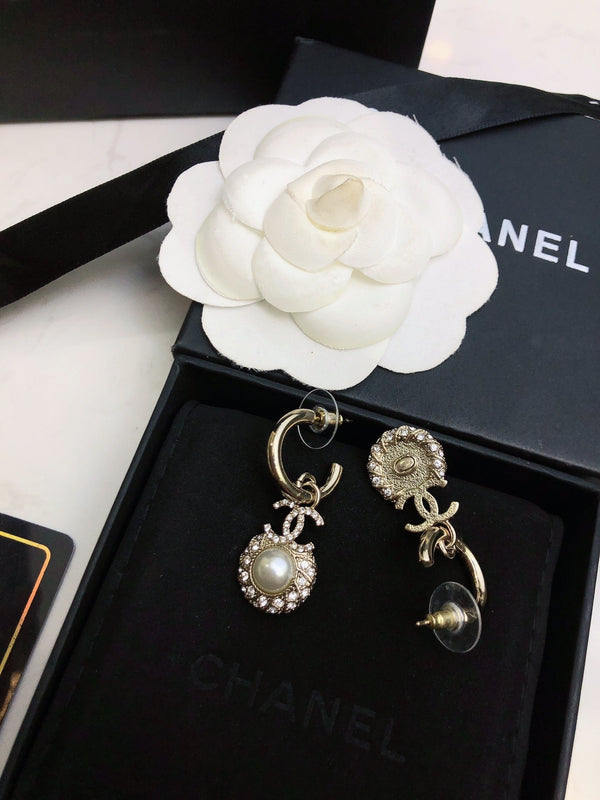 HOOP EARRINGS IN GOLD METAL WHITE PEARL CRYSTAL LOGO