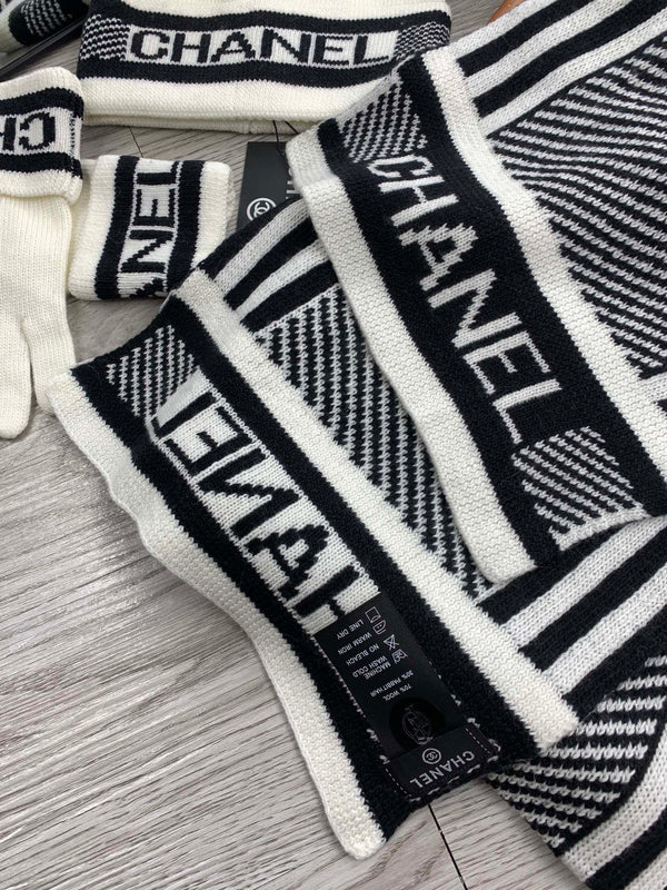 CC Hat Scarf Gloves Set White Black Jacquard Logo 475102