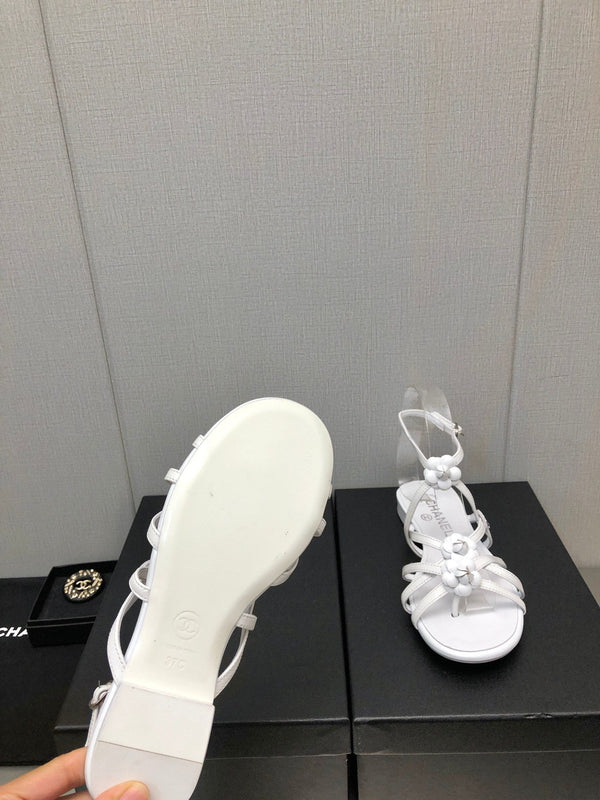 FLORAL FLAT SANDAL IN WHITE LAMBSKIN