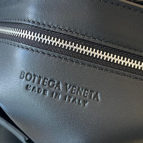 CASSETTE 23 BLACK CALFSKIN WITH VERSATILE STRAP