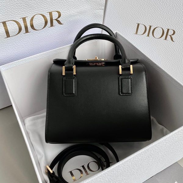 BOSTON 20 HANDBAG IN BLACK CALFSKIN