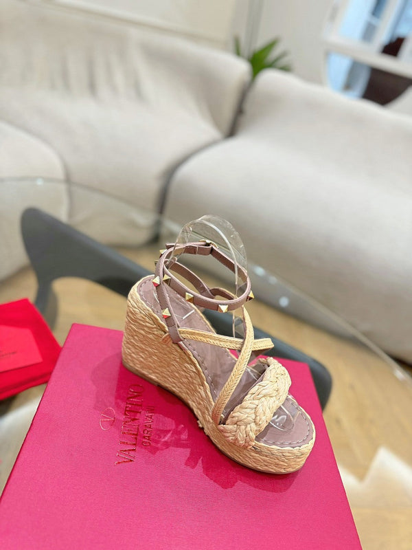 GARAVANI ROCKSTUD WEDGE SANDALS IN ROSY BROWN CALFSKIN AND BEIGE RAFFIA