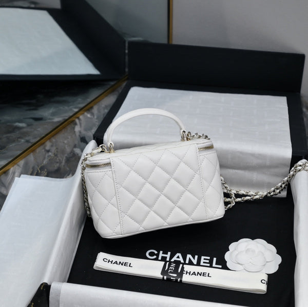 CC 26s Vanity Case White Quilted Lambskin 286288
