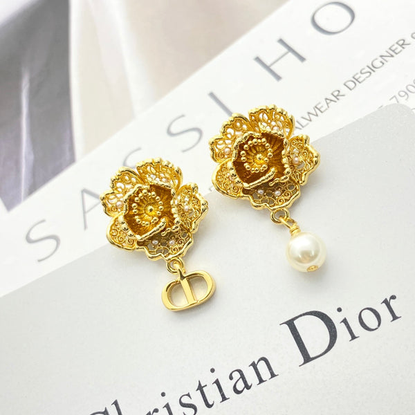 CD 26S Vintage Floral Pearl Drop Earrings In Gold Metal 631772