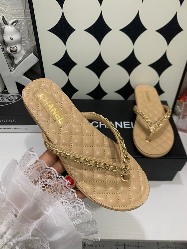 CC 26s Thong With Chain Beige Sheepskin 684867