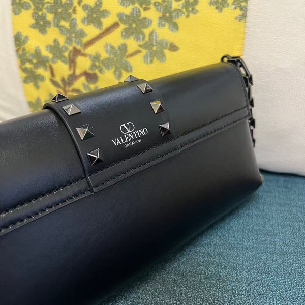 VL Garavani Rockstud Shoulder Bag 26cm Black Calfskin