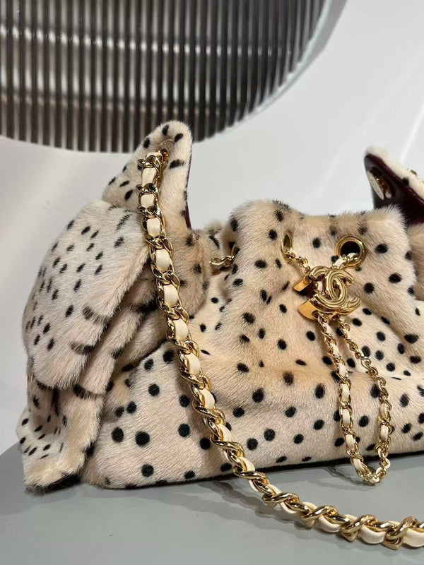 CC 2026 Hobo Bag 22cm Beige Black Plush Leather