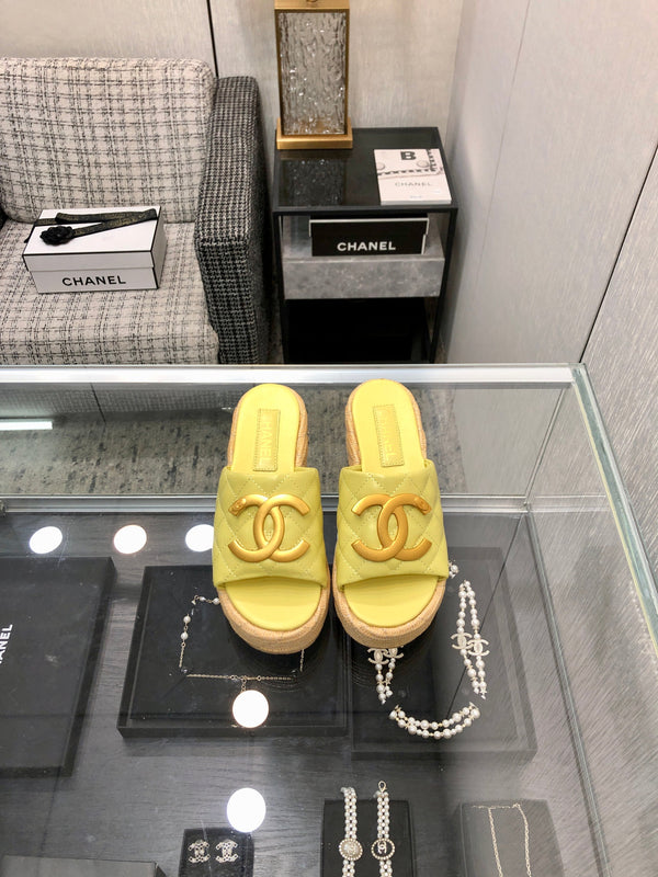 THICK SOLE WEDGE SLIPPERS IN SAND YELLOW LAMBSKIN AND BEIGE RUBBER