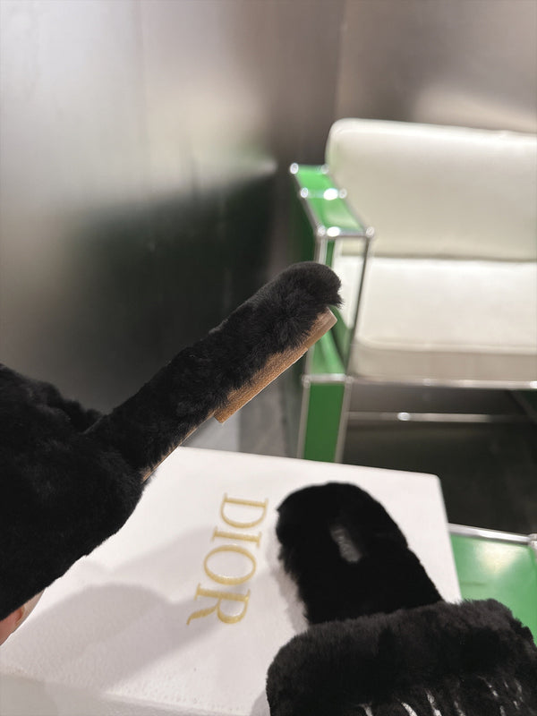 CD 26s Slippers Black Fur 999418