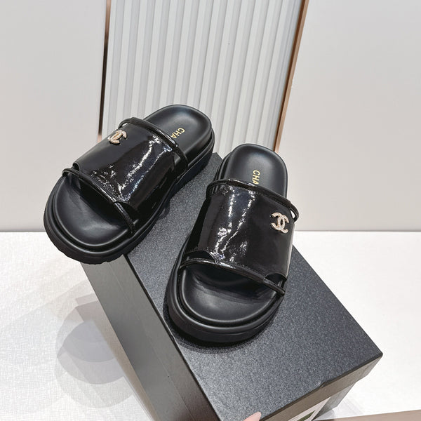 CC Flat Slip-on Sandals Black Glossy Leather 798341
