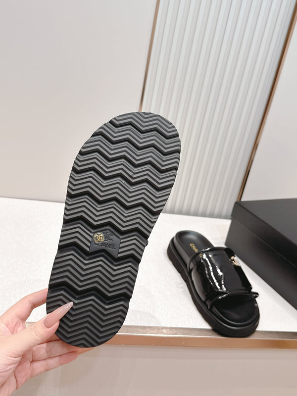 CC Flat Slip-on Sandals Black Glossy Leather 798341