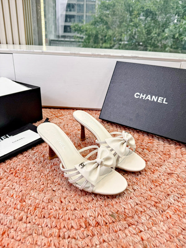 CC 26s Bow Heels Sandals White Sheepskin 703670