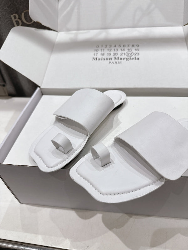MM Flat Flip-Flops White Cowhide 896510
