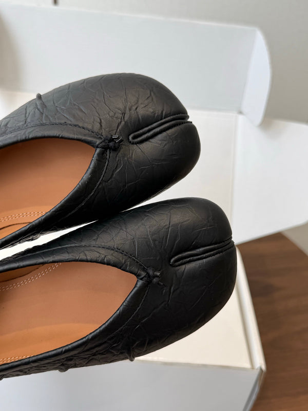 MM Split Toe Flat Heel Black Textured Leather 890029