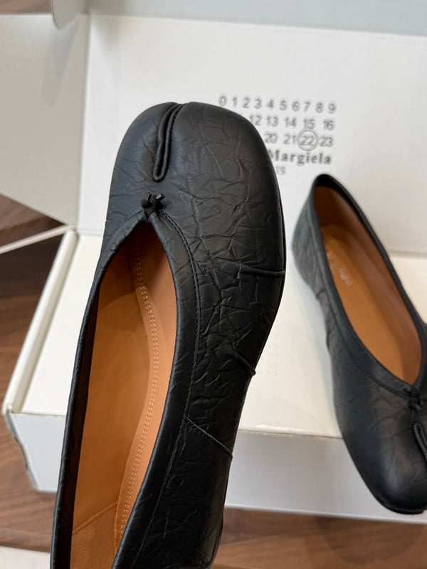 MM Split Toe Flat Heel Black Textured Leather 890029