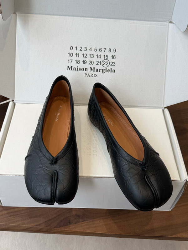 MM Split Toe Flat Heel Black Textured Leather 890029
