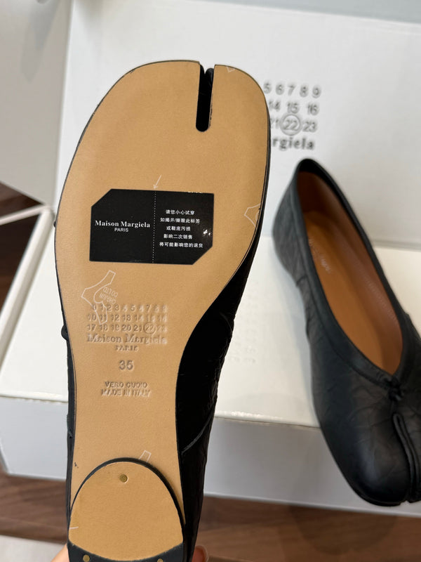 MM Split Toe Flat Heel Black Textured Leather 890029