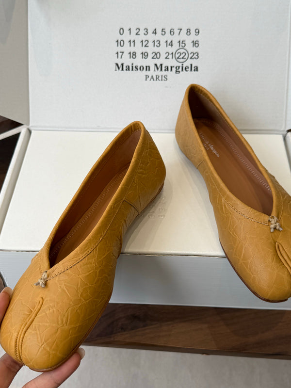 MM Split Toe Flat Heel Brown Textured Leather 890030