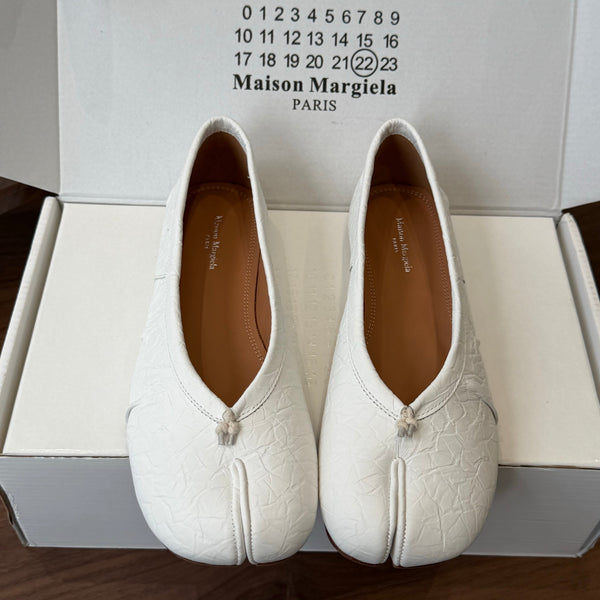 MM Split Toe Flat Heel White Textured Leather 890031