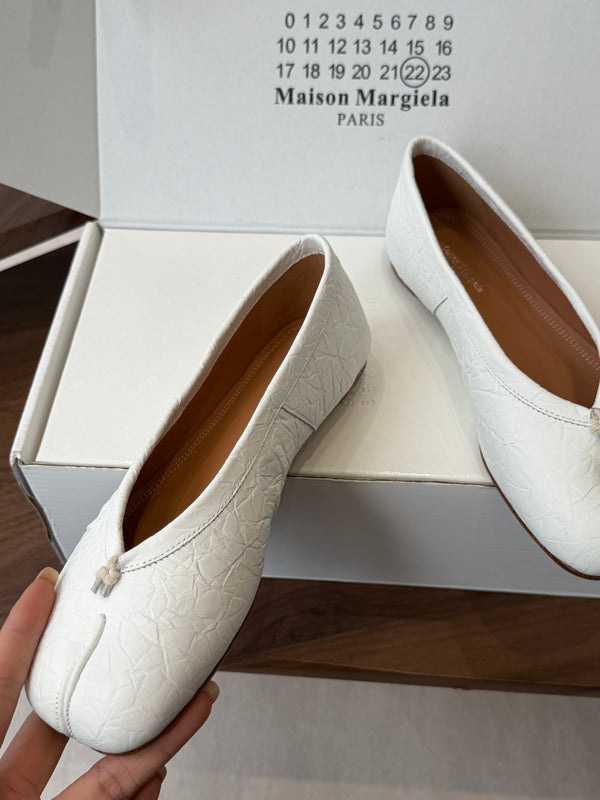 MM Split Toe Flat Heel White Textured Leather 890031