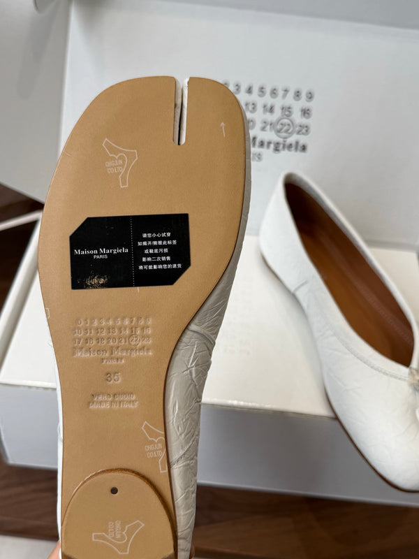 MM Split Toe Flat Heel White Textured Leather 890031