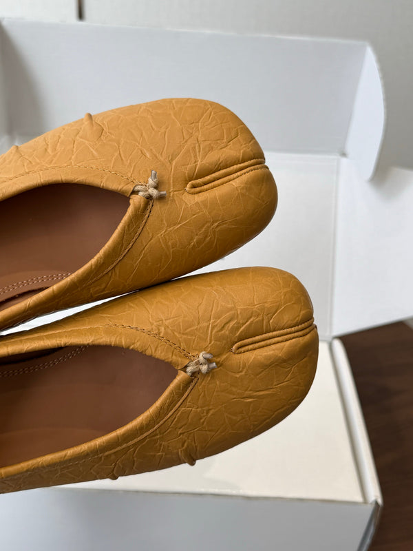 MM Split Toe Low Heel 3cm Tan Textured Leather 890032
