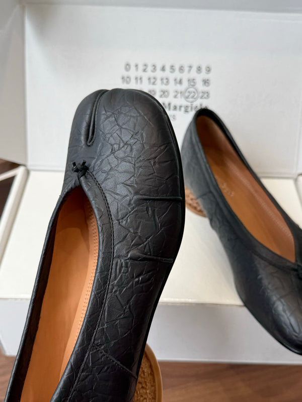 MM Split Toe Low Heel 3cm Black Textured Leather 890033