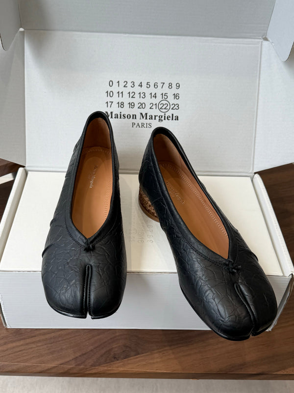 MM Split Toe Low Heel 3cm Black Textured Leather 890033